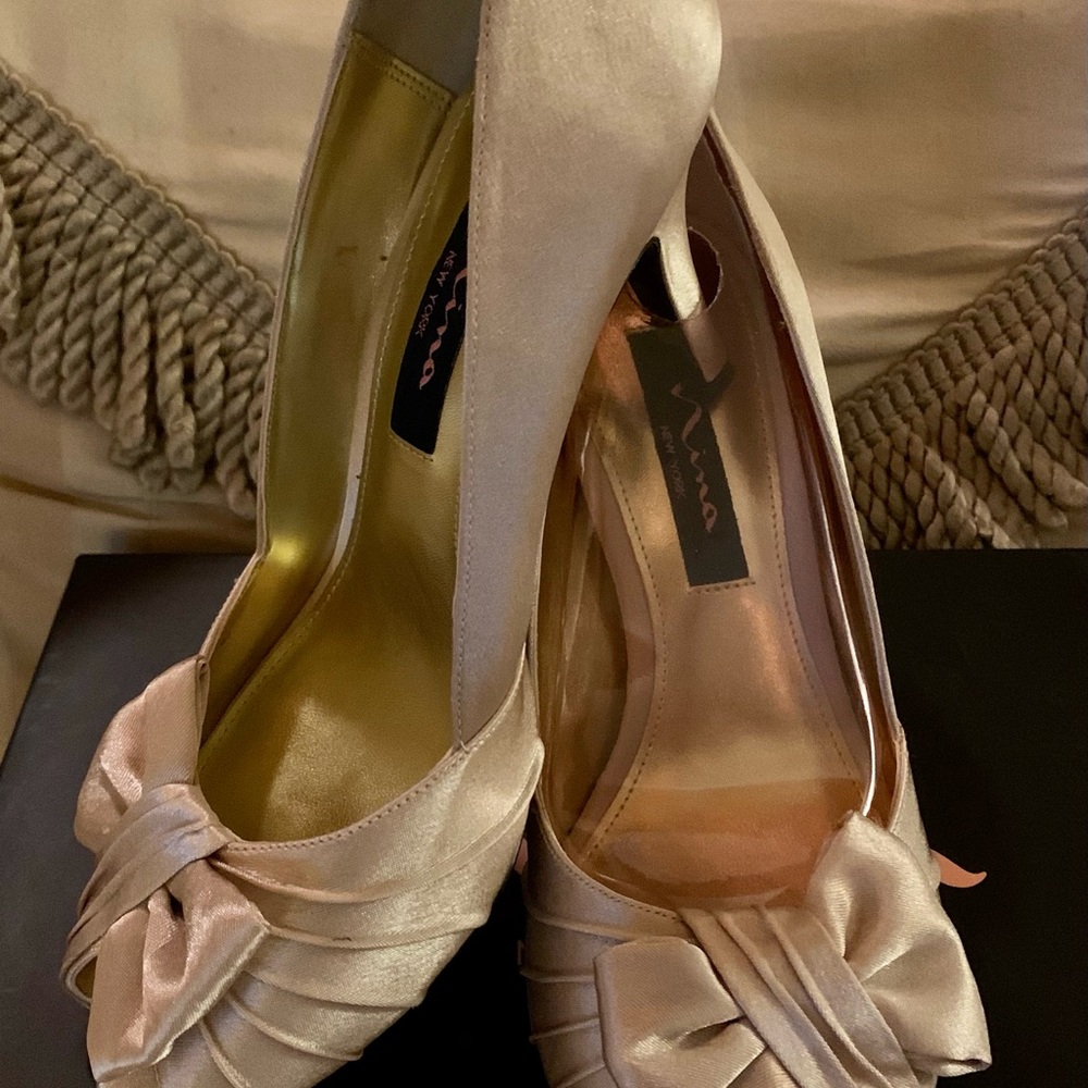 Nina Gold Satin Bow Heels. New in Box. Size 7